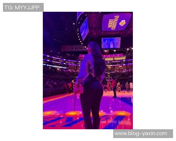 日本性感女星昨日现身湖人主场穿东契奇球衣引发热议 日本性感女星昨日现身湖人主场穿东契奇球衣引发热议